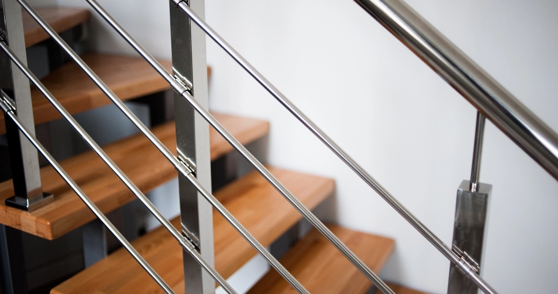 drewniane schody z metalowymi balustradami